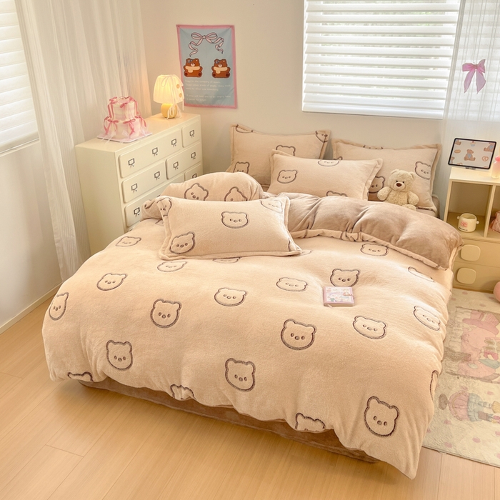 91家纺网 家纺一手货源 找家纺 川悦生活 2025新款立体雪花绒印花大床四件套系列二场景一 曲奇小熊