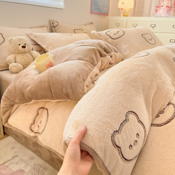 91家纺网 家纺一手货源 找家纺 川悦生活 2025新款立体雪花绒印花大床四件套系列二场景一 曲奇小熊