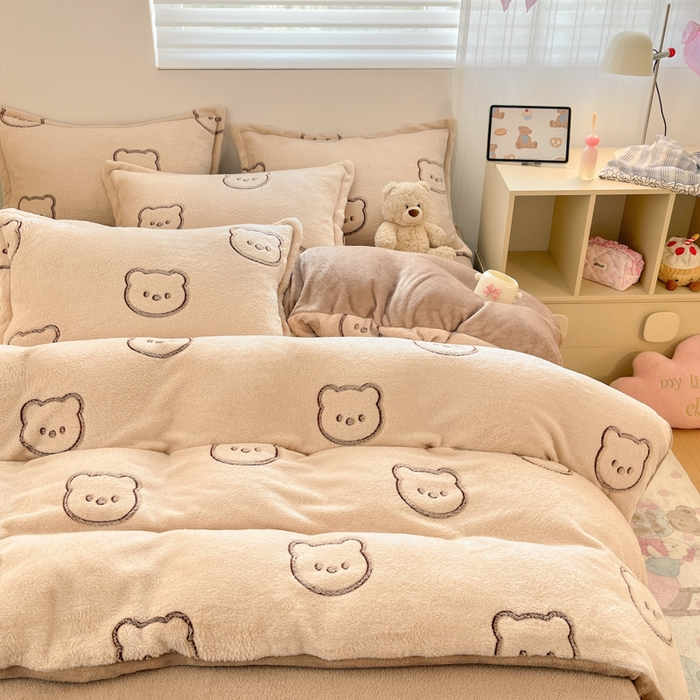 91家纺网 家纺一手货源 找家纺 川悦生活 2025新款立体雪花绒印花大床四件套系列二场景一 曲奇小熊