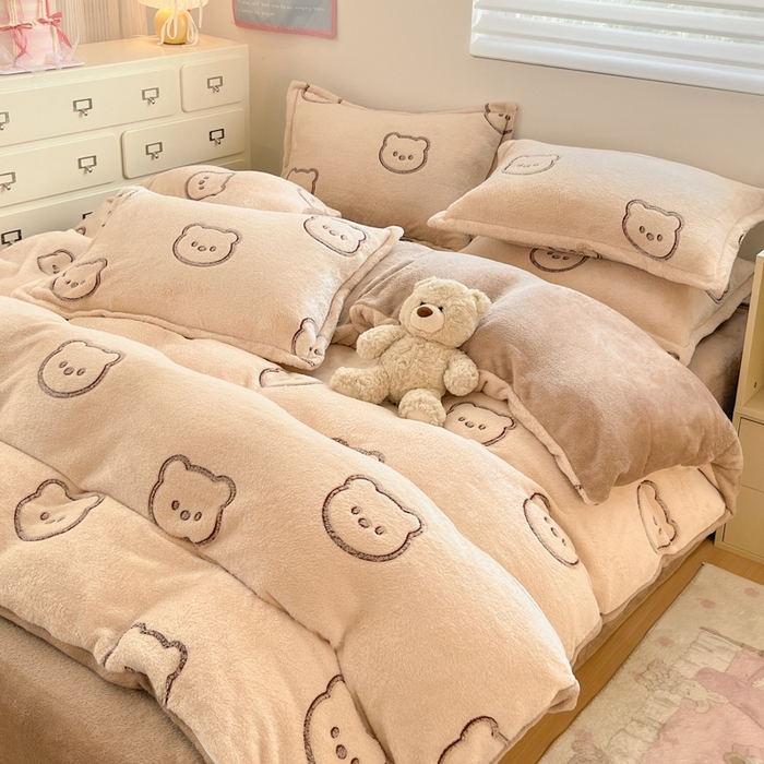 91家纺网 家纺一手货源 找家纺 川悦生活 2025新款立体雪花绒印花大床四件套系列二场景一 曲奇小熊