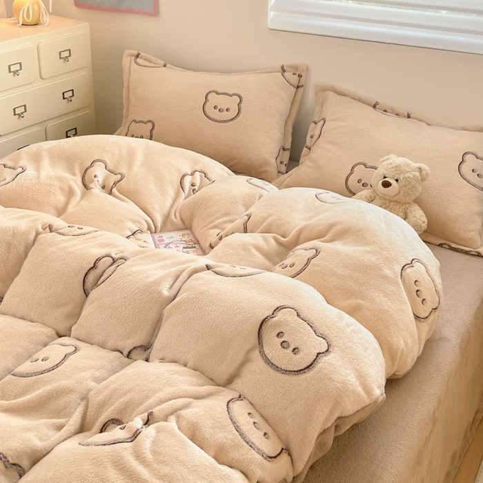 91家纺网 家纺一手货源 找家纺 川悦生活 2025新款立体雪花绒印花大床四件套系列二场景一 曲奇小熊