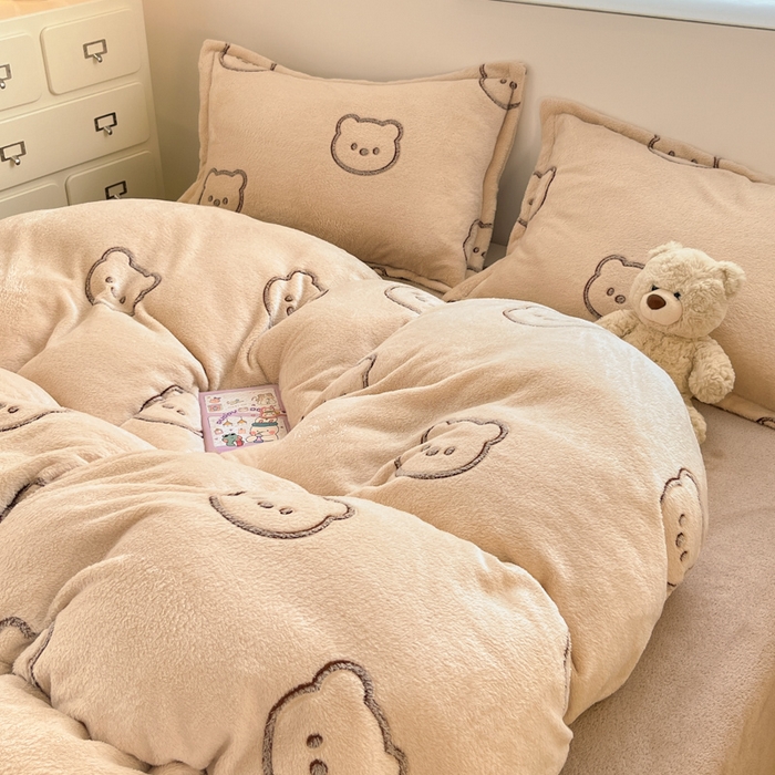 91家纺网 家纺一手货源 找家纺 川悦生活 2025新款立体雪花绒印花大床四件套系列二场景一 曲奇小熊