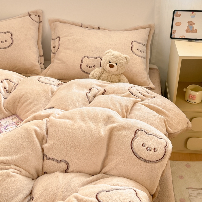 91家纺网 家纺一手货源 找家纺 川悦生活 2025新款立体雪花绒印花大床四件套系列二场景一 曲奇小熊