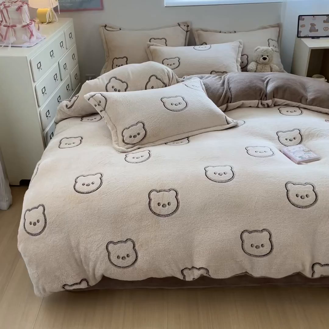 91家纺网 家纺一手货源 找家纺 川悦生活 2025新款立体雪花绒印花大床四件套系列二场景一 曲奇小熊