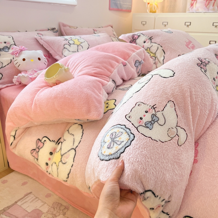 91家纺网 家纺一手货源 找家纺 川悦生活 2025新款立体雪花绒印花大床四件套系列二场景一 甜梦小猫