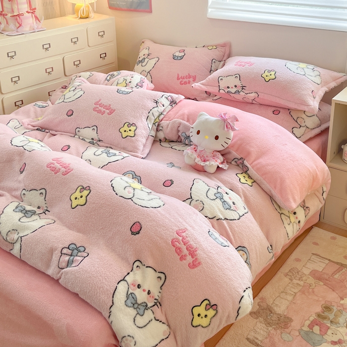 91家纺网 家纺一手货源 找家纺 川悦生活 2025新款立体雪花绒印花大床四件套系列二场景一 甜梦小猫