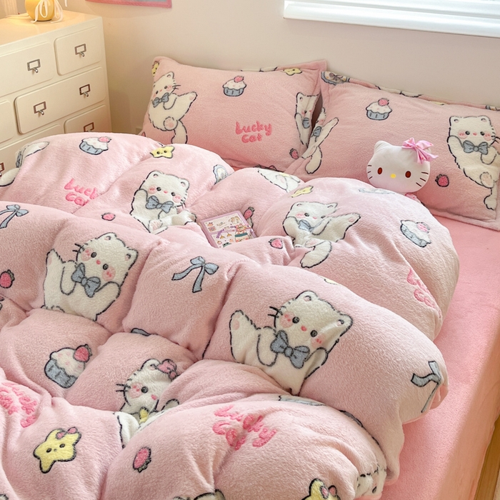 91家纺网 家纺一手货源 找家纺 川悦生活 2025新款立体雪花绒印花大床四件套系列二场景一 甜梦小猫