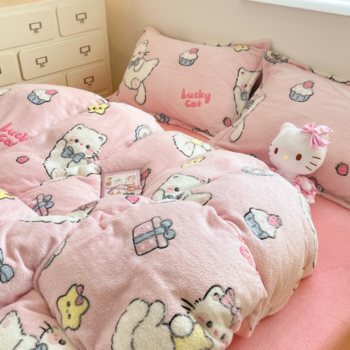 91家纺网 家纺一手货源 找家纺 川悦生活 2025新款立体雪花绒印花大床四件套系列二场景一 甜梦小猫