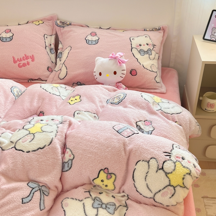 91家纺网 家纺一手货源 找家纺 川悦生活 2025新款立体雪花绒印花大床四件套系列二场景一 甜梦小猫