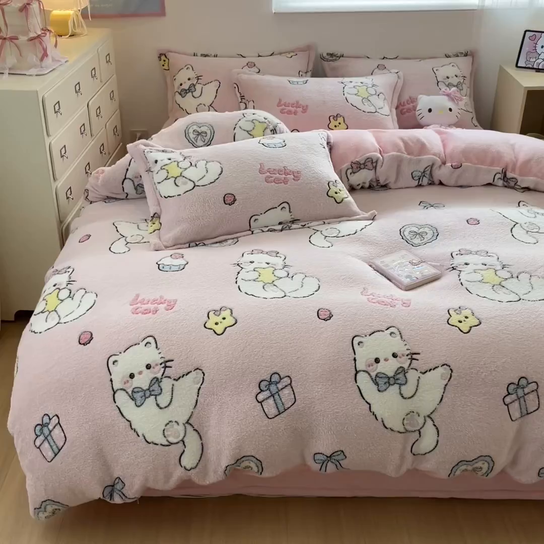 91家纺网 家纺一手货源 找家纺 川悦生活 2025新款立体雪花绒印花大床四件套系列二场景一 甜梦小猫