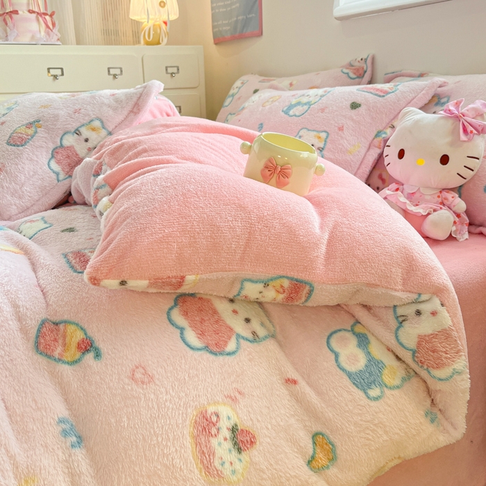 91家纺网 家纺一手货源 找家纺 川悦生活 2025新款立体雪花绒印花大床四件套系列二场景一 甜心喵喵