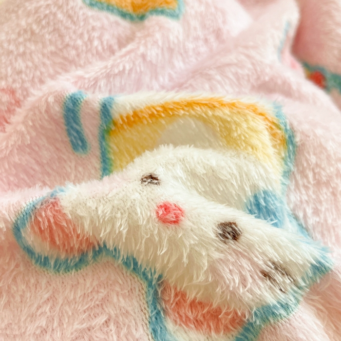 91家纺网 家纺一手货源 找家纺 川悦生活 2025新款立体雪花绒印花大床四件套系列二场景一 甜心喵喵