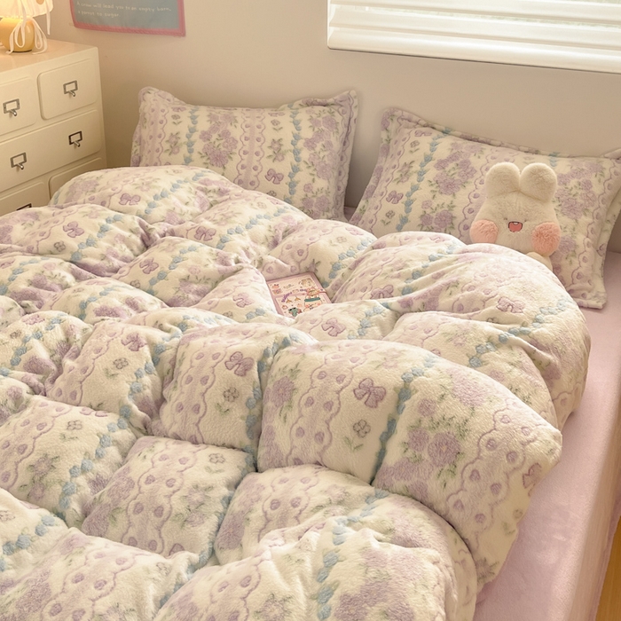 91家纺网 家纺一手货源 找家纺 川悦生活 2025新款立体雪花绒印花大床四件套系列二场景一 香芋花田