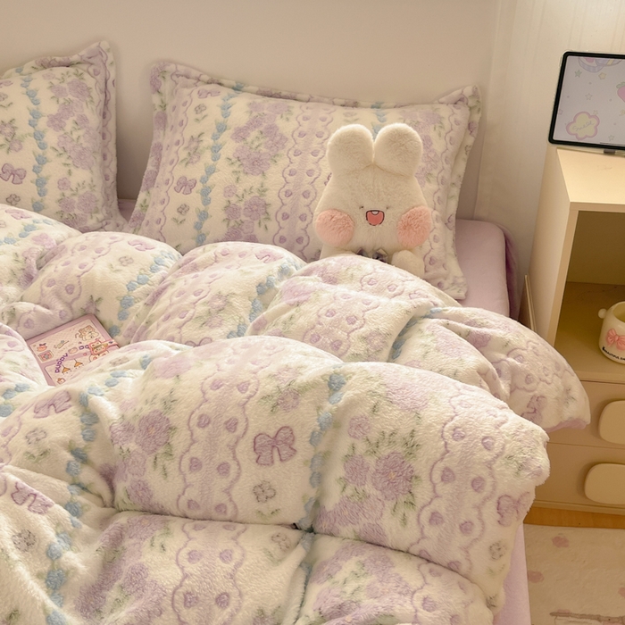 91家纺网 家纺一手货源 找家纺 川悦生活 2025新款立体雪花绒印花大床四件套系列二场景一 香芋花田