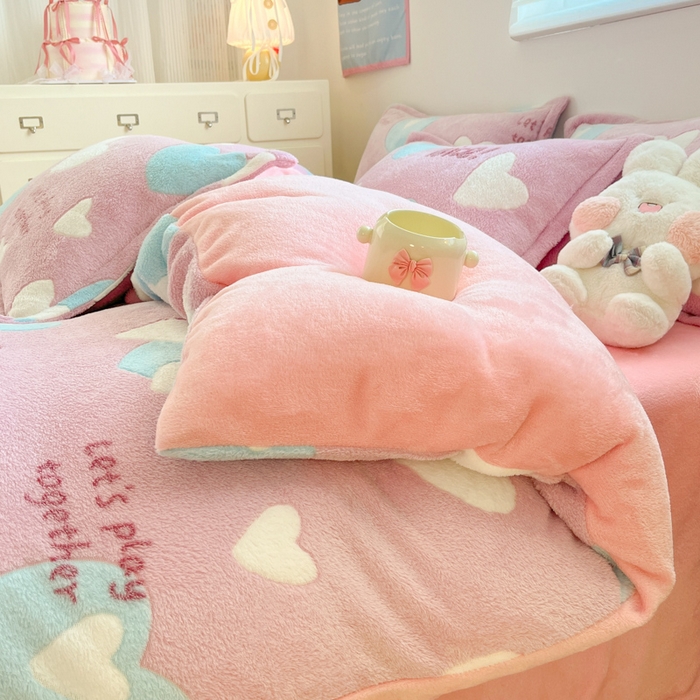 91家纺网 家纺一手货源 找家纺 川悦生活 2025新款立体雪花绒印花大床四件套系列二场景一 心心物语