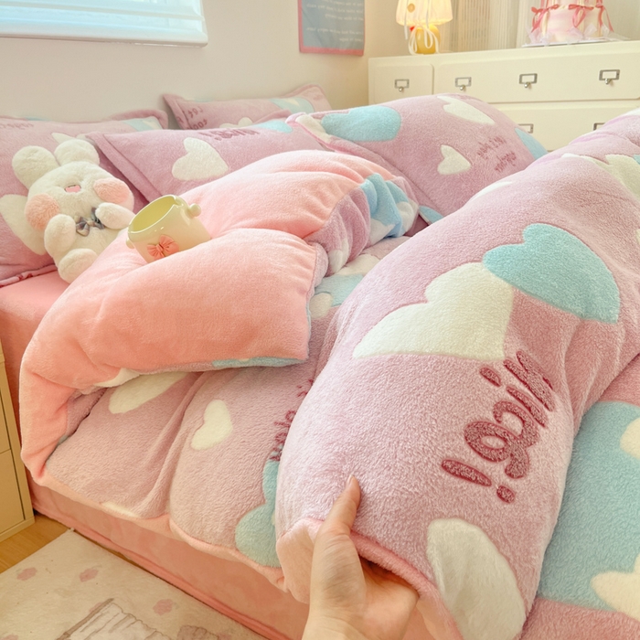 91家纺网 家纺一手货源 找家纺 川悦生活 2025新款立体雪花绒印花大床四件套系列二场景一 心心物语