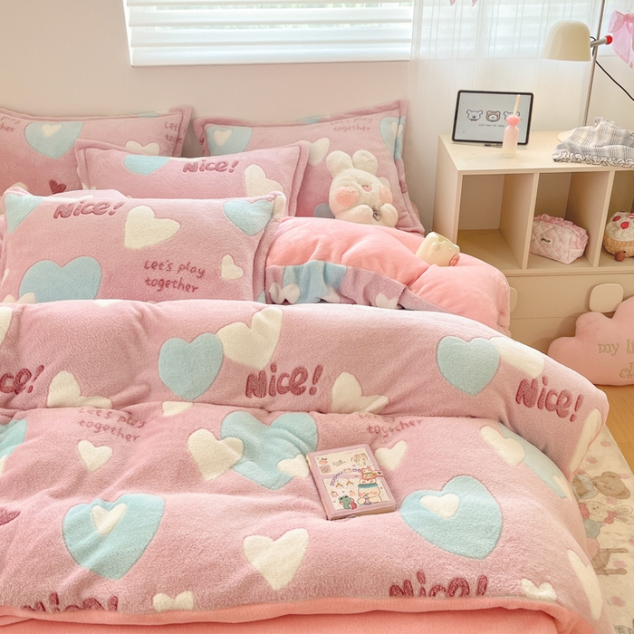 91家纺网 家纺一手货源 找家纺 川悦生活 2025新款立体雪花绒印花大床四件套系列二场景一 心心物语