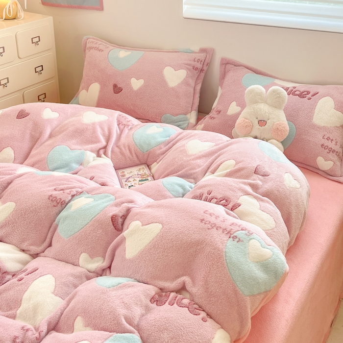 91家纺网 家纺一手货源 找家纺 川悦生活 2025新款立体雪花绒印花大床四件套系列二场景一 心心物语