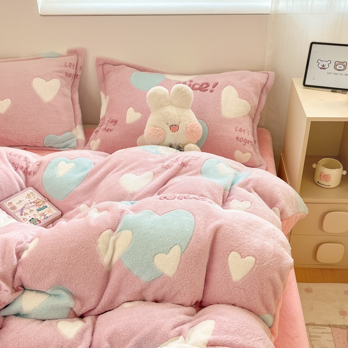 91家纺网 家纺一手货源 找家纺 川悦生活 2025新款立体雪花绒印花大床四件套系列二场景一 心心物语