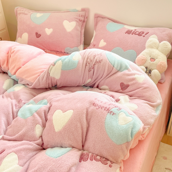 91家纺网 家纺一手货源 找家纺 川悦生活 2025新款立体雪花绒印花大床四件套系列二场景一 心心物语