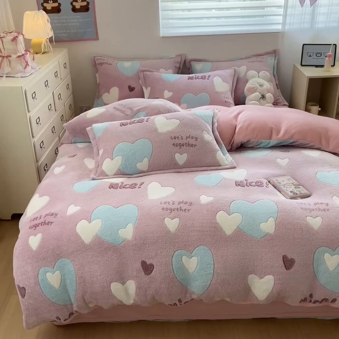 91家纺网 家纺一手货源 找家纺 川悦生活 2025新款立体雪花绒印花大床四件套系列二场景一 心心物语