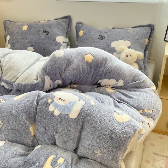 91家纺网 家纺一手货源 找家纺 川悦生活 2025新款立体雪花绒印花大床四件套系列二场景一 星月小狗-灰