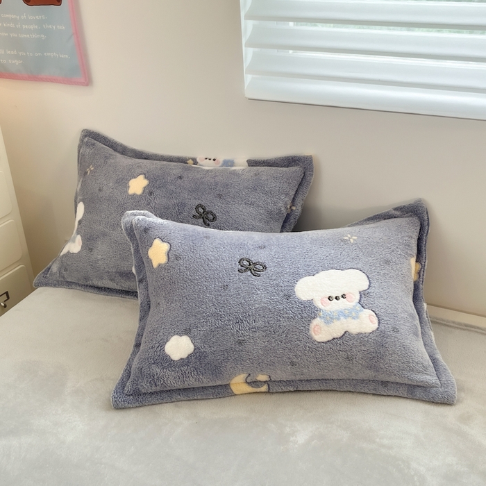 91家纺网 家纺一手货源 找家纺 川悦生活 2025新款立体雪花绒印花大床四件套系列二场景一 星月小狗-灰