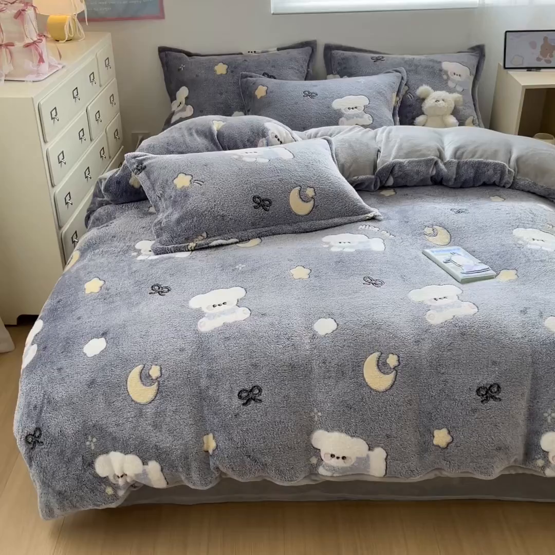 91家纺网 家纺一手货源 找家纺 川悦生活 2025新款立体雪花绒印花大床四件套系列二场景一 星月小狗-灰