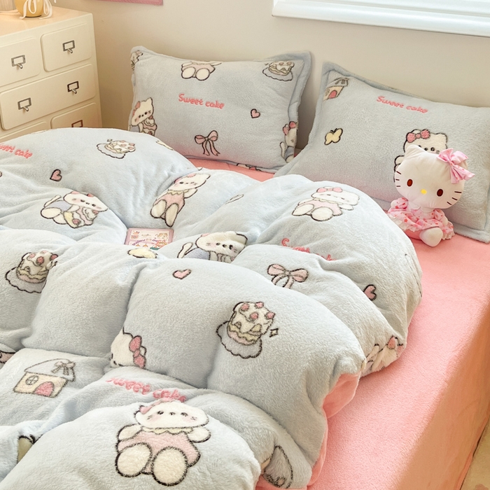 91家纺网 家纺一手货源 找家纺 川悦生活 2025新款立体雪花绒印花大床四件套系列二场景一 幸运小咪