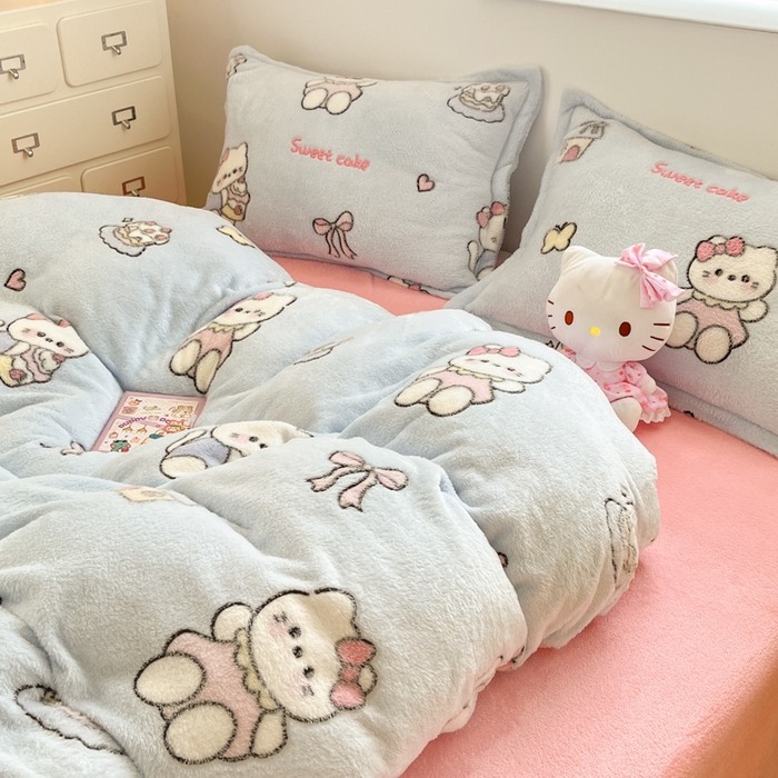 91家纺网 家纺一手货源 找家纺 川悦生活 2025新款立体雪花绒印花大床四件套系列二场景一 幸运小咪