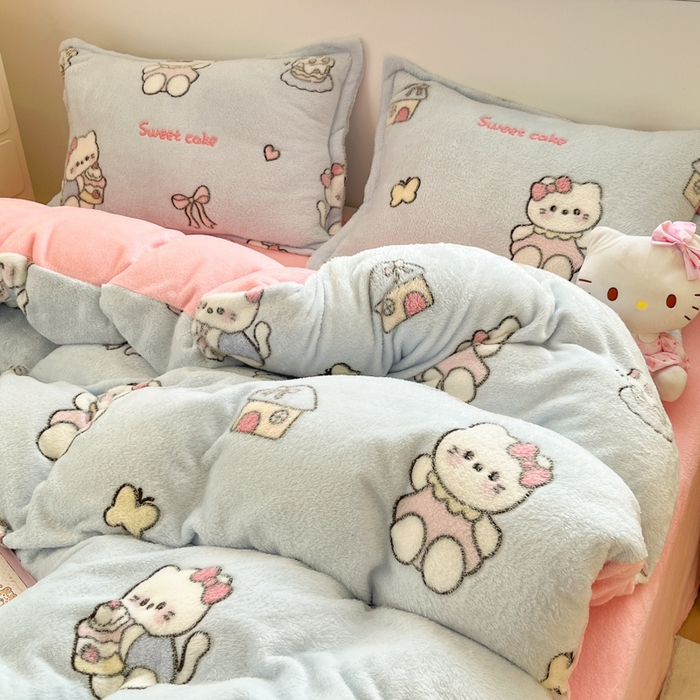 91家纺网 家纺一手货源 找家纺 川悦生活 2025新款立体雪花绒印花大床四件套系列二场景一 幸运小咪