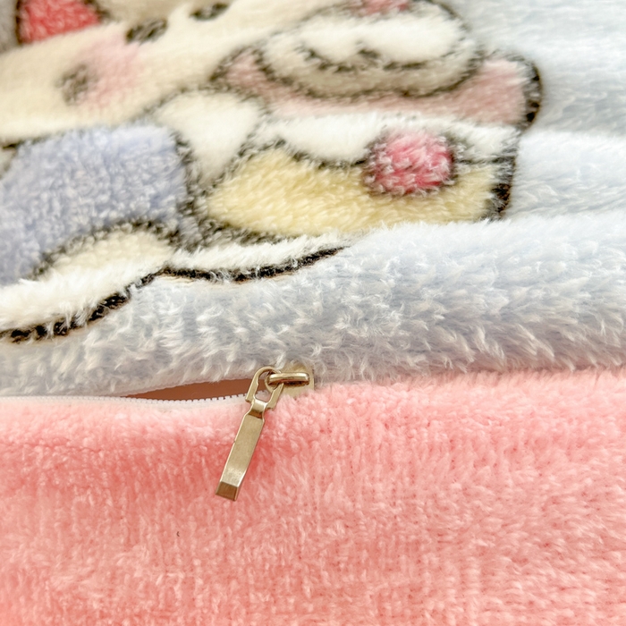 91家纺网 家纺一手货源 找家纺 川悦生活 2025新款立体雪花绒印花大床四件套系列二场景一 幸运小咪