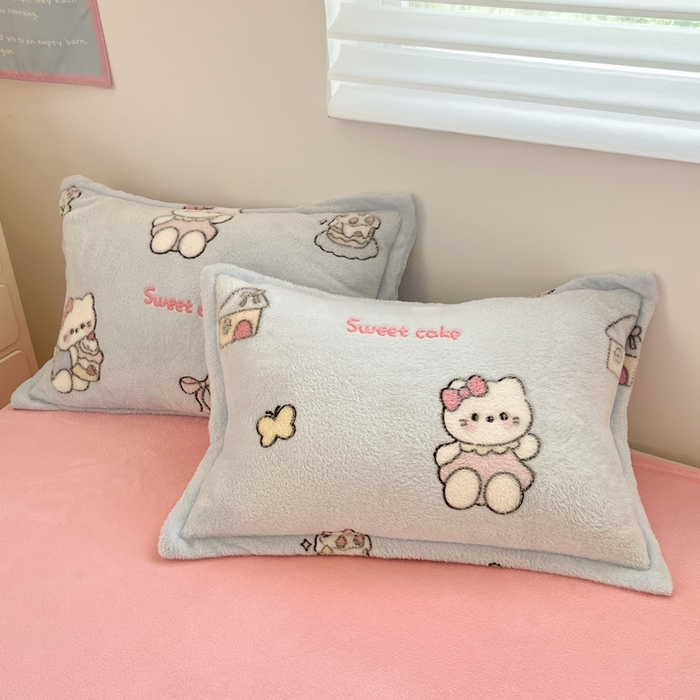 91家纺网 家纺一手货源 找家纺 川悦生活 2025新款立体雪花绒印花大床四件套系列二场景一 幸运小咪