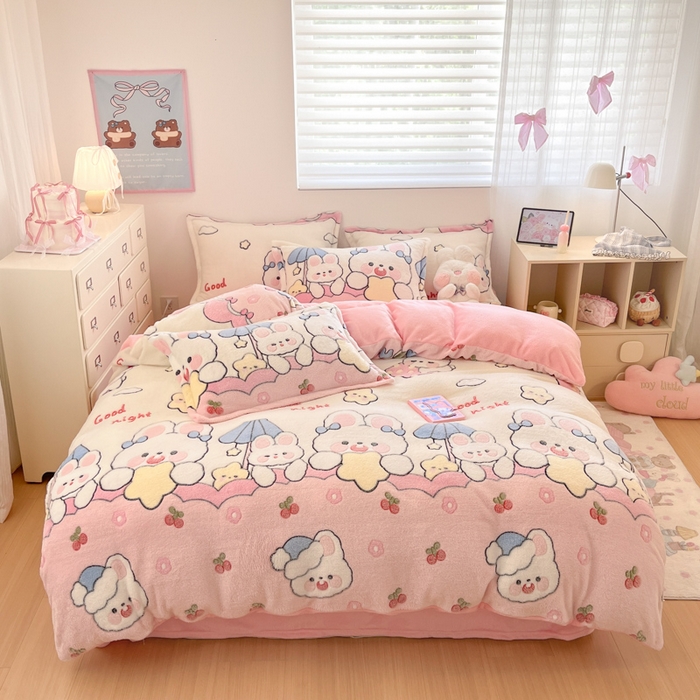 91家纺网 家纺一手货源 找家纺 川悦生活 2025新款立体雪花绒印花大床四件套系列二场景一 樱桃小兔