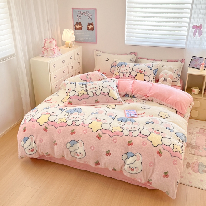 91家纺网 家纺一手货源 找家纺 川悦生活 2025新款立体雪花绒印花大床四件套系列二场景一 樱桃小兔