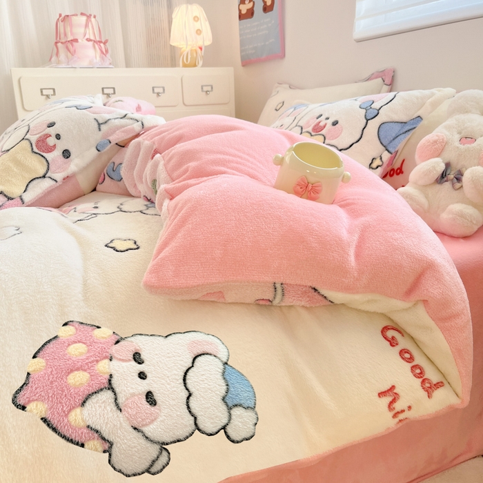 91家纺网 家纺一手货源 找家纺 川悦生活 2025新款立体雪花绒印花大床四件套系列二场景一 樱桃小兔