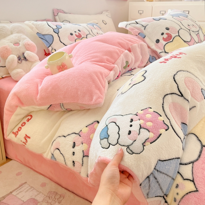 91家纺网 家纺一手货源 找家纺 川悦生活 2025新款立体雪花绒印花大床四件套系列二场景一 樱桃小兔