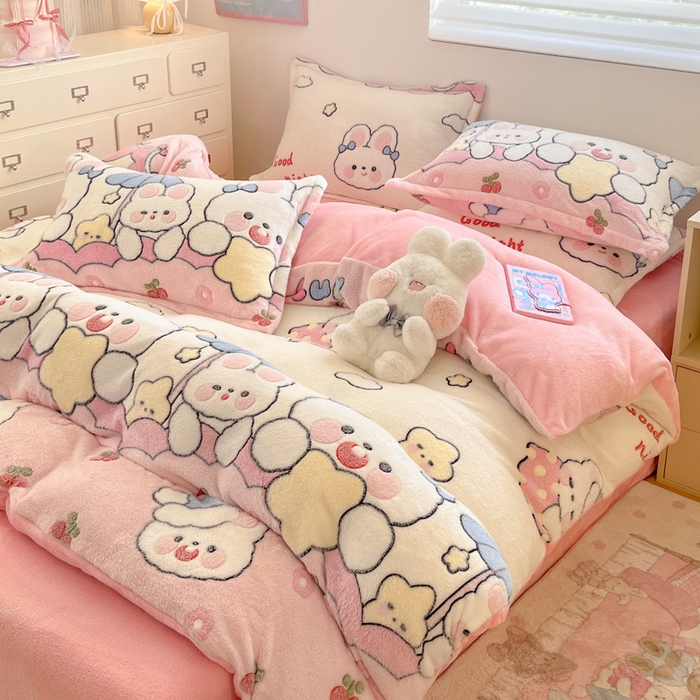 91家纺网 家纺一手货源 找家纺 川悦生活 2025新款立体雪花绒印花大床四件套系列二场景一 樱桃小兔