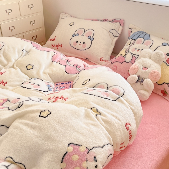 91家纺网 家纺一手货源 找家纺 川悦生活 2025新款立体雪花绒印花大床四件套系列二场景一 樱桃小兔