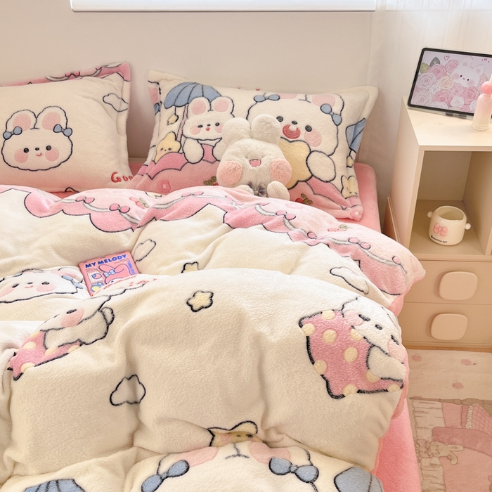 91家纺网 家纺一手货源 找家纺 川悦生活 2025新款立体雪花绒印花大床四件套系列二场景一 樱桃小兔