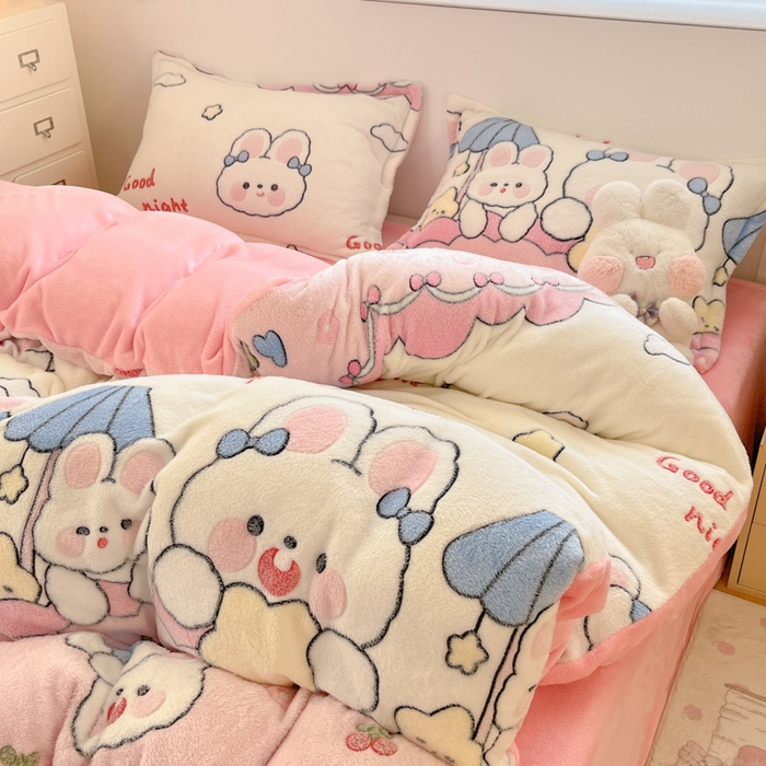 91家纺网 家纺一手货源 找家纺 川悦生活 2025新款立体雪花绒印花大床四件套系列二场景一 樱桃小兔