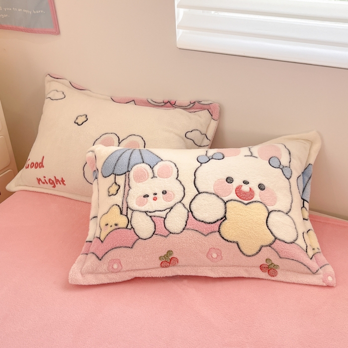 91家纺网 家纺一手货源 找家纺 川悦生活 2025新款立体雪花绒印花大床四件套系列二场景一 樱桃小兔