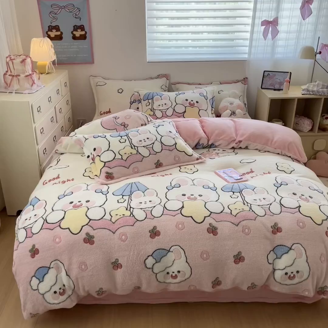 91家纺网 家纺一手货源 找家纺 川悦生活 2025新款立体雪花绒印花大床四件套系列二场景一 樱桃小兔