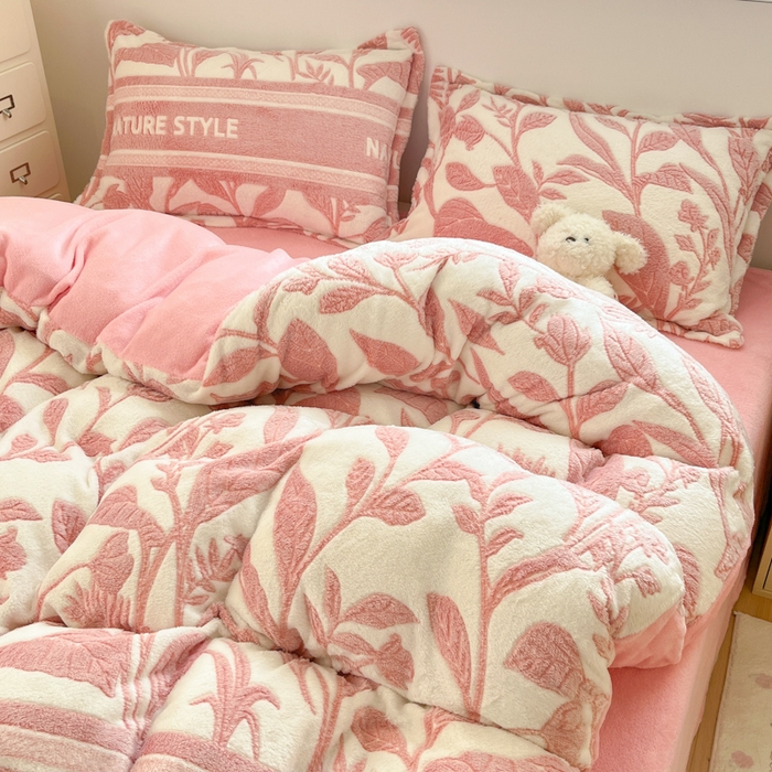 91家纺网 家纺一手货源 找家纺 川悦生活 2025新款立体雪花绒印花大床四件套系列二场景一 月桂-粉