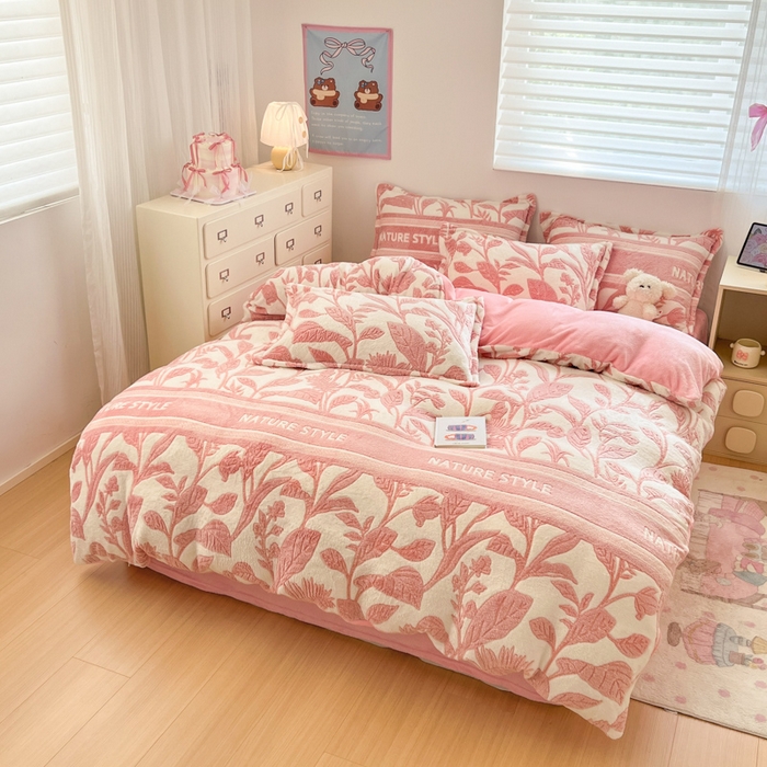 91家纺网 家纺一手货源 找家纺 川悦生活 2025新款立体雪花绒印花大床四件套系列二场景一 月桂-粉