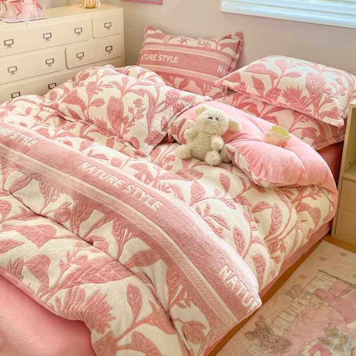 91家纺网 家纺一手货源 找家纺 川悦生活 2025新款立体雪花绒印花大床四件套系列二场景一 月桂-粉