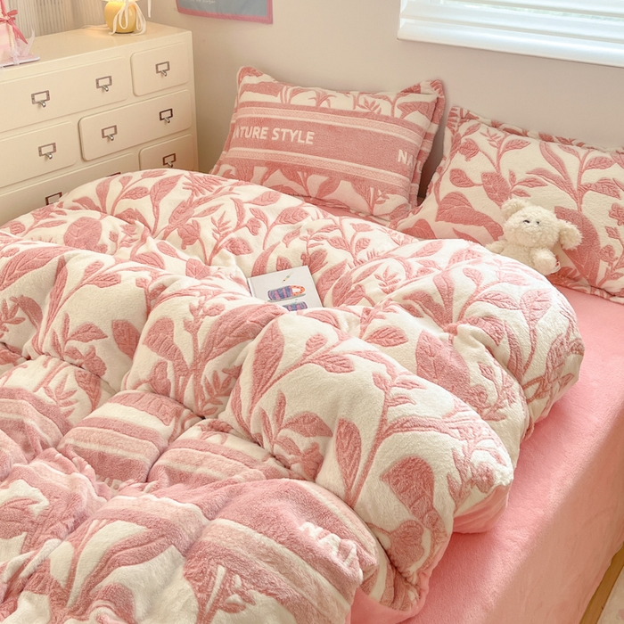 91家纺网 家纺一手货源 找家纺 川悦生活 2025新款立体雪花绒印花大床四件套系列二场景一 月桂-粉