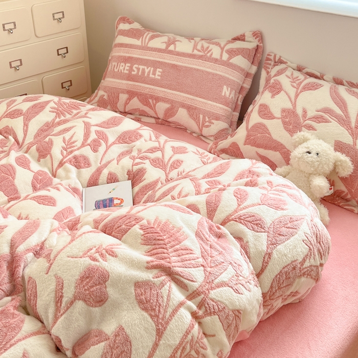 91家纺网 家纺一手货源 找家纺 川悦生活 2025新款立体雪花绒印花大床四件套系列二场景一 月桂-粉