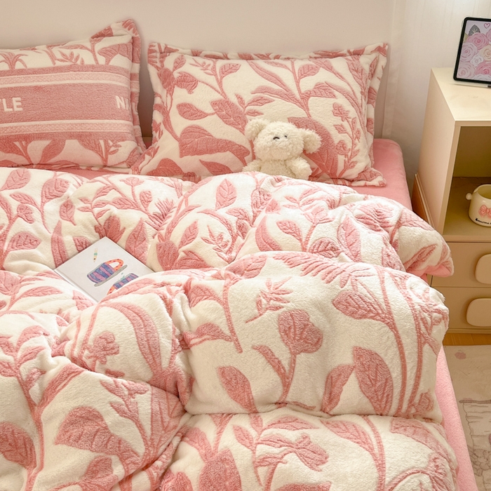 91家纺网 家纺一手货源 找家纺 川悦生活 2025新款立体雪花绒印花大床四件套系列二场景一 月桂-粉