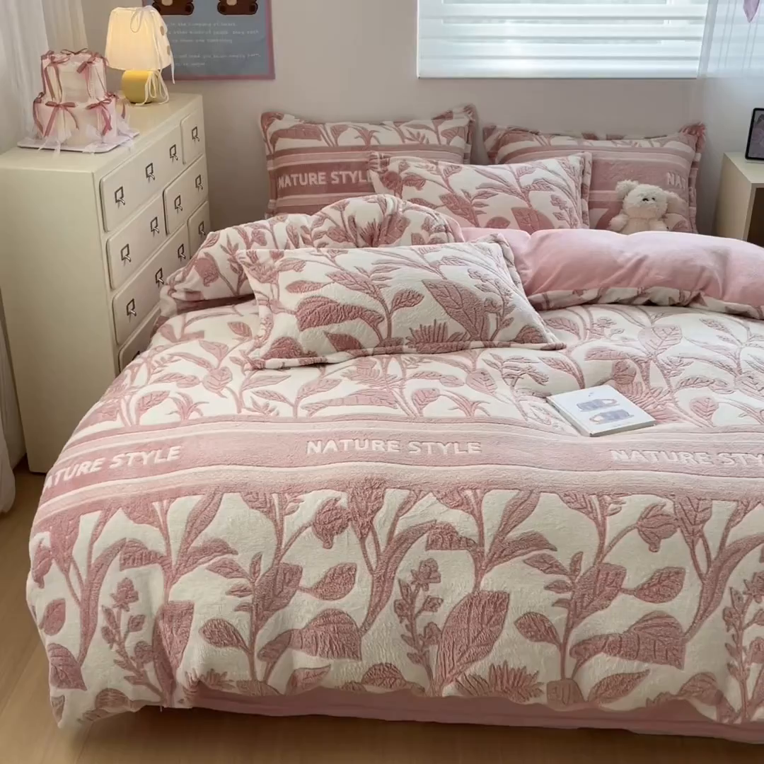 91家纺网 家纺一手货源 找家纺 川悦生活 2025新款立体雪花绒印花大床四件套系列二场景一 月桂-粉